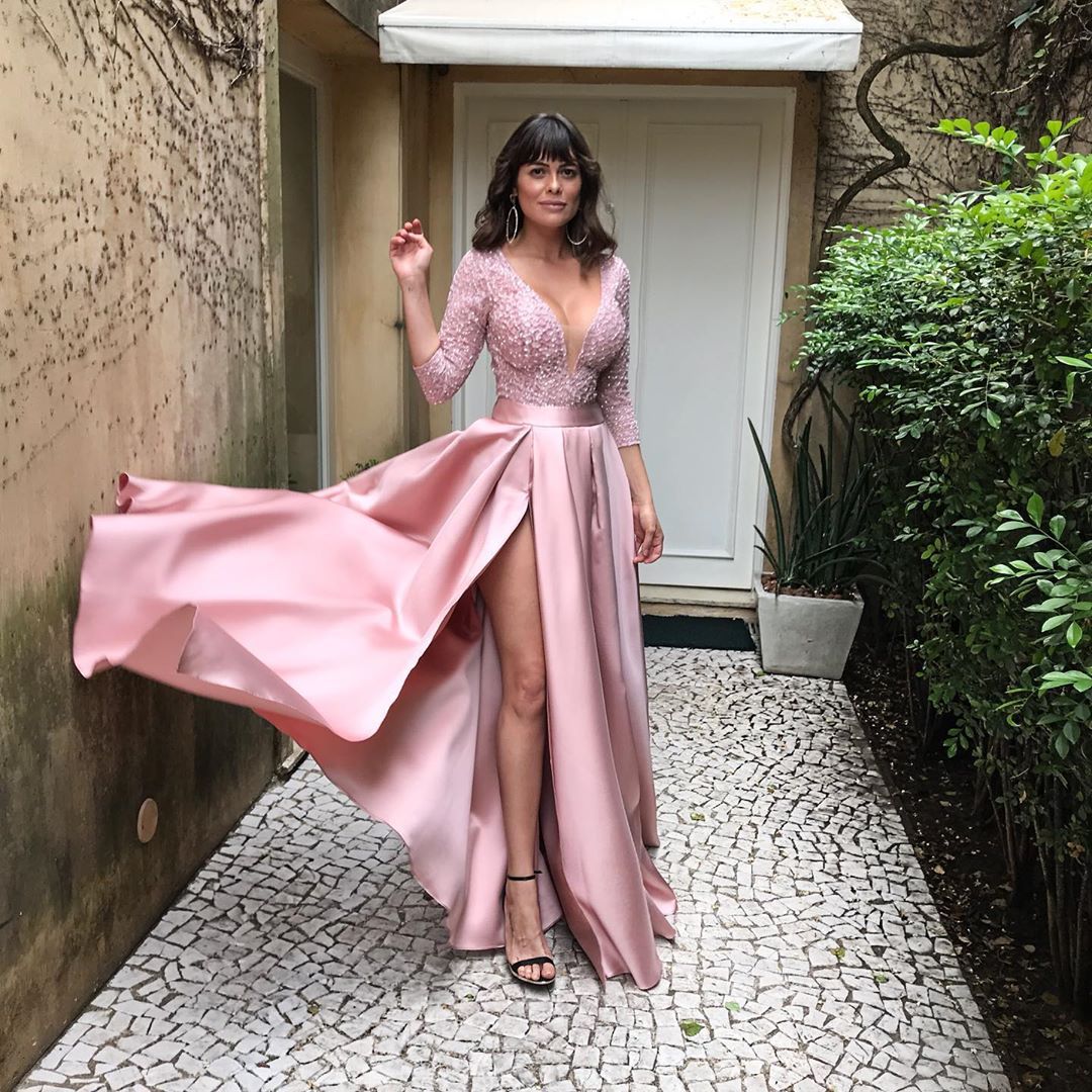 Elegant Sequin Maxi Dress with Flowing Skirt and High Slit Pink